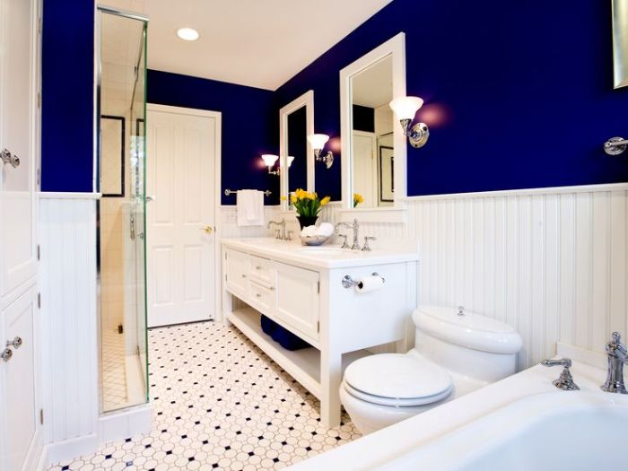 Royal blue bathroom decor