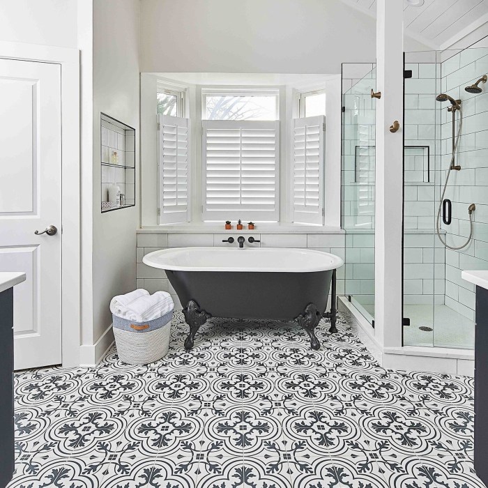 Black and white bathroom decor